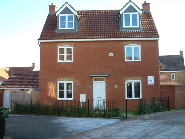 GRANGE FARM - FRESHLY DECORATED THROUGHOUT This spacious four bedroom detached town house is located in a popular location in close proximity to Hazeley School. The property comproses of four double bedrooms with an en-suite to the master, family bathroom to the first floor and cloakroom on the ground floor,�the kitchen/diner has integrated appliances, a utility room with washing machine and a bright spacious lounge with patio doors leading onto the enclosed rear garden. The property has a single garage with off road parking. This property is available unfurnished. For further information contact our Milton Keynes office on 01908 393553 or Bletchley on 01908 648666. - Photo 1